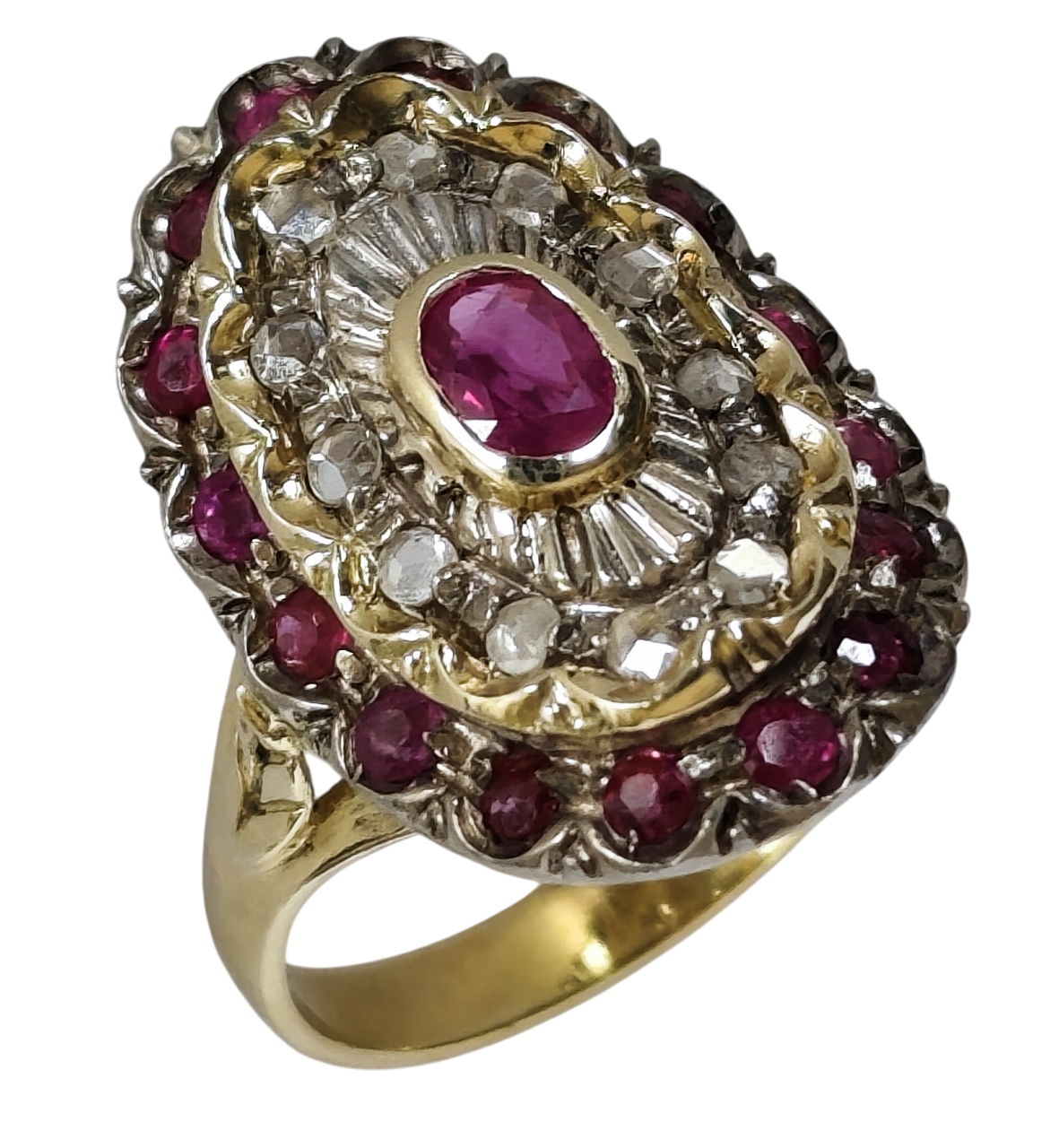 Anello in oro 18 KT con rubino centrale, contorno rubini e diamanti taglio a rosa Anello in oro 18 KT con rubino centrale, contorno rubini e diamanti taglio a rosa