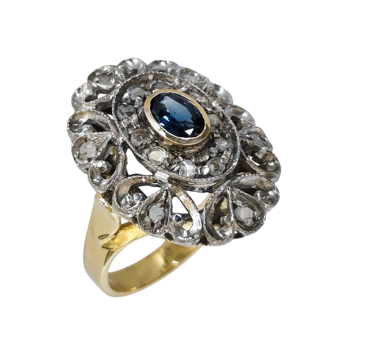 Anello antico vittoriano in oro 18 KT con zaffiro blu ovale e diamanti taglio a rosa Anello antico vittoriano in oro 18 KT con zaffiro blu ovale e diamanti taglio a rosa