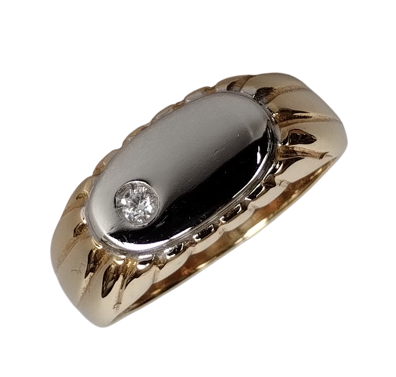 Anello Massiccio in Oro Giallo con Scudo in Oro Bianco e Brillante Incastonato al Lato