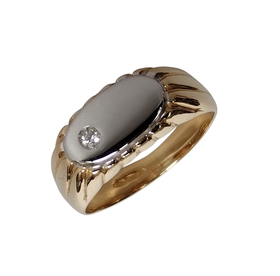 Anello Massiccio in Oro Giallo con Scudo in Oro Bianco e Brillante Incastonato al Lato