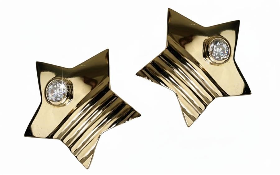 Orecchini Stella Stilizzata in Oro Giallo 18 kt con Zircone Bianco – Ø 17 mm Orecchini Stella Stilizzata in Oro Giallo 18 kt con Zircone Bianco – Ø 17 mm