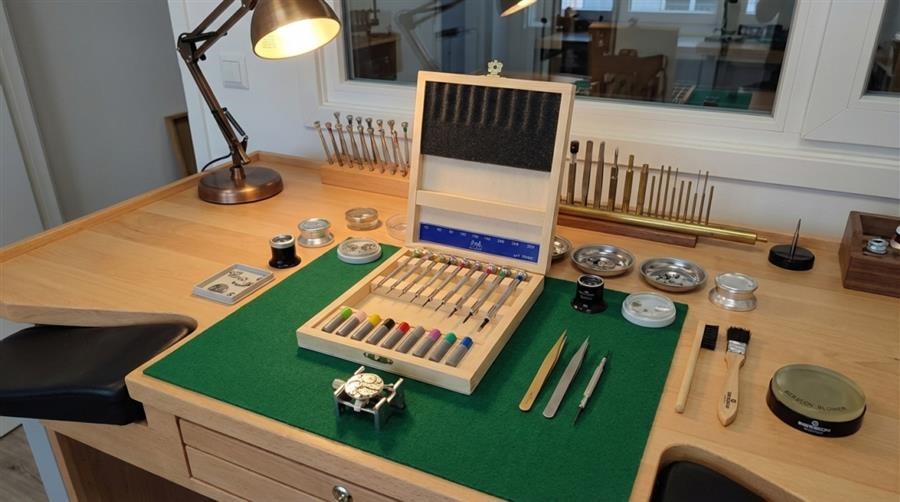 9 Cacciaviti orologiaio, scatola legno AF Switzerland